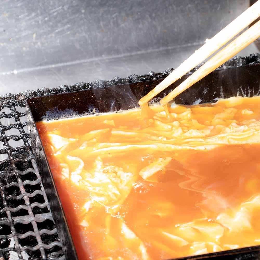 たまご焼きを作っている写真