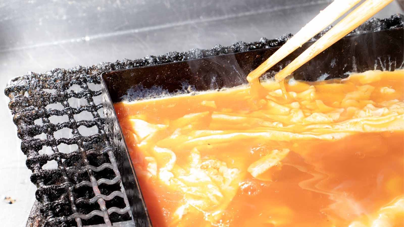 たまご焼きを作っている写真